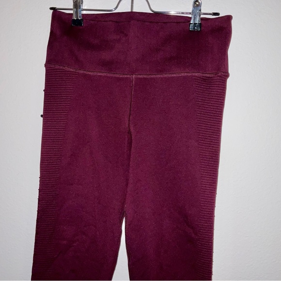 Athleta Halasana Seamless 7/8 Aubergine Burgundy Leggings Medium - Picture 3 of 6